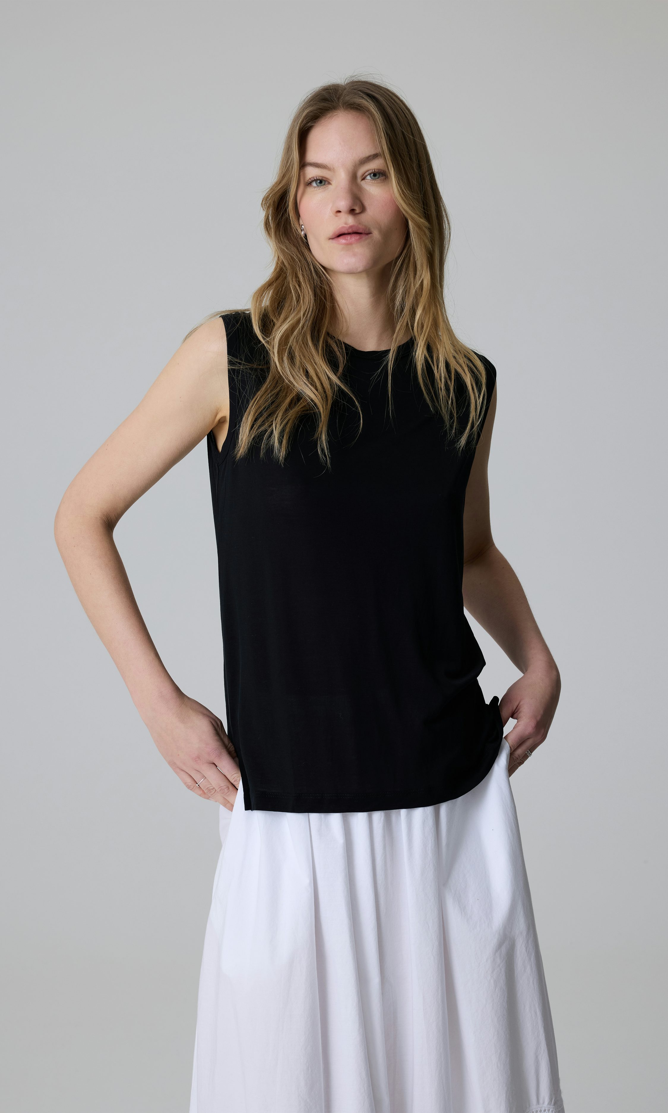 売れ筋商品|||エーロン Tシャツ レディース トップス CAMILLE SLEEVELESS  - Top - black Sleeveless Track Top – HYEIN SEO